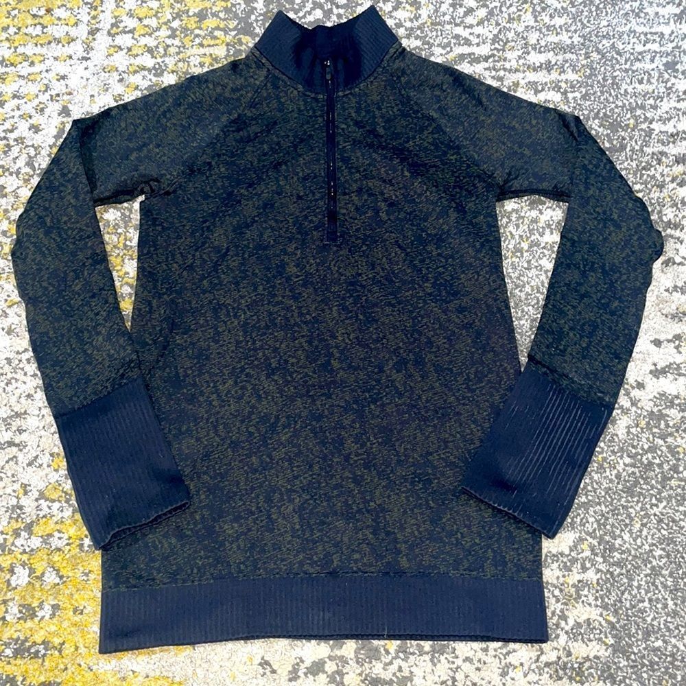 Lululemon Restless 1/4 zip black/army green pull over size 4